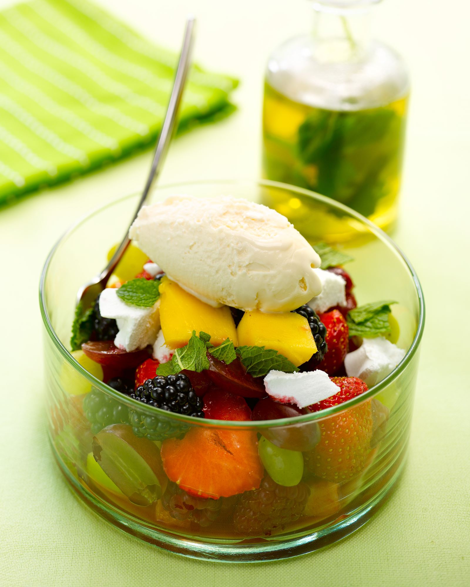 recipe image Salade de fruits frais, glace à la vanille et thé glacé à la menthe