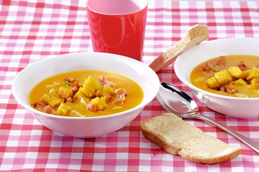 recipe image Soupe aux pommes de terre et jeunes oignons avec lardons et croutons