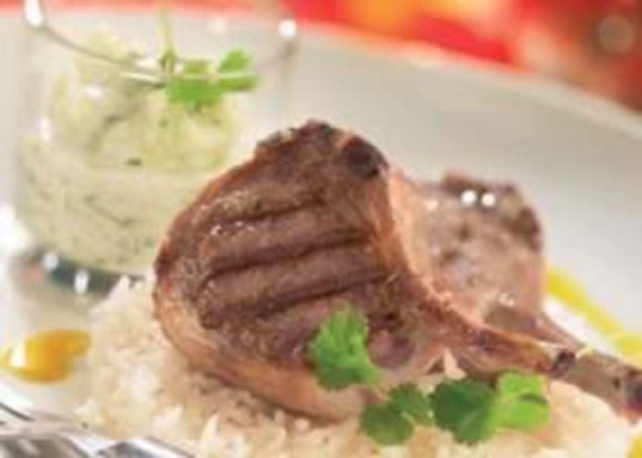recipe image Côtelettes d'agneau avec du riz basmati, du curry et un dressing au yaourt et co