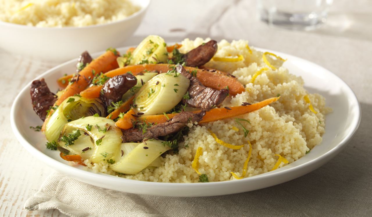 recipe image Couscous à l’orange, poireaux, carottes, lamelles de steak de bœuf et cumin