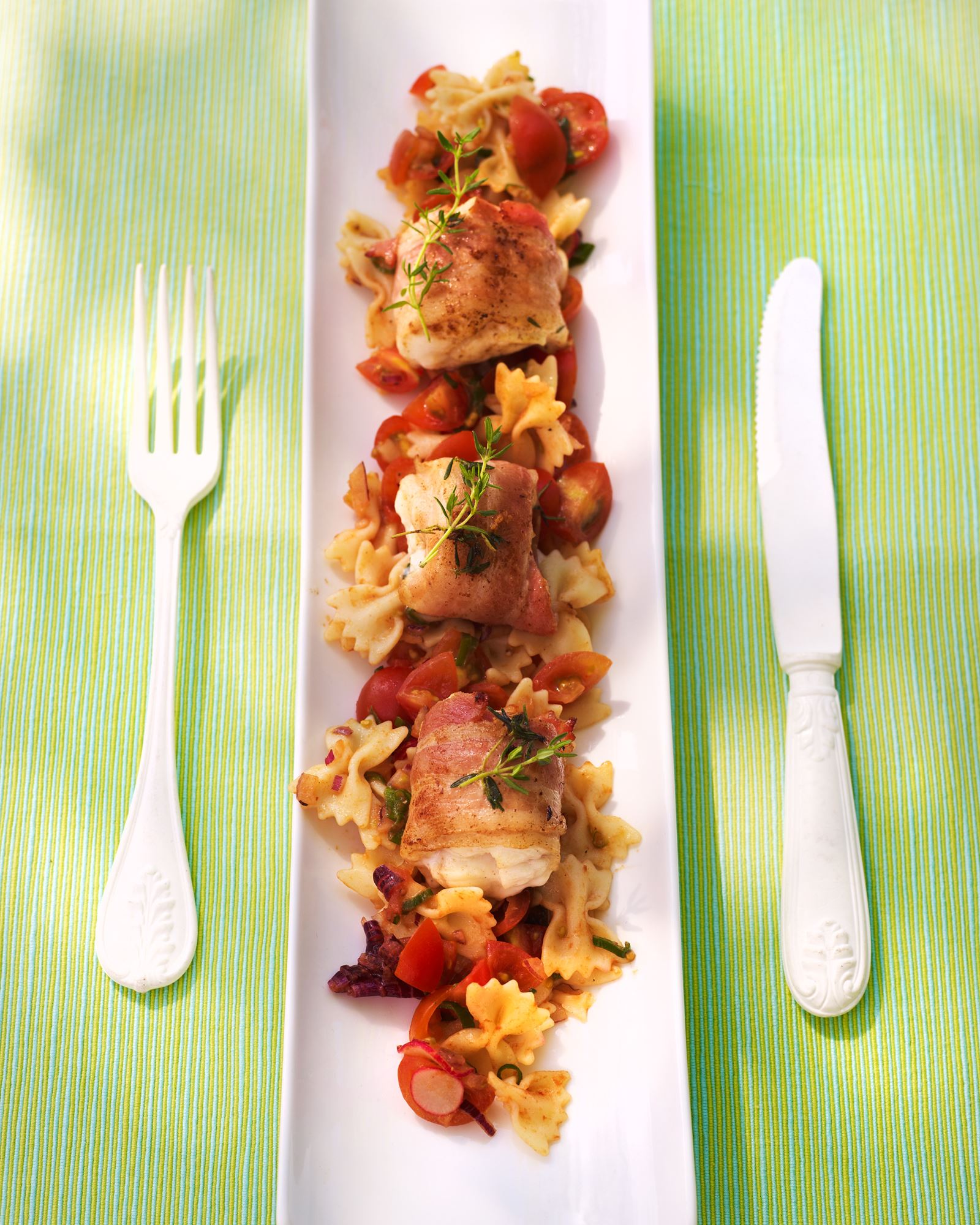 recipe image Lotte de mer au bacon sur salade de pâtes piquantes aux tomates