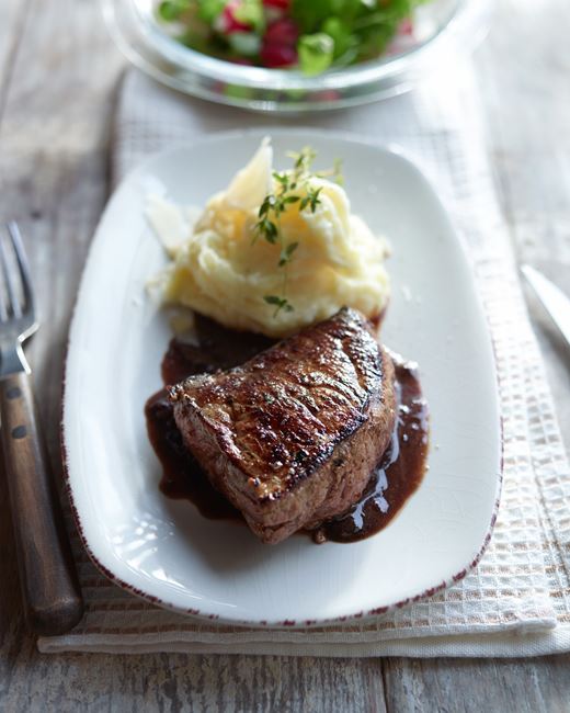 recipe image Steak à la sauce au vin rouge et salade de cresson