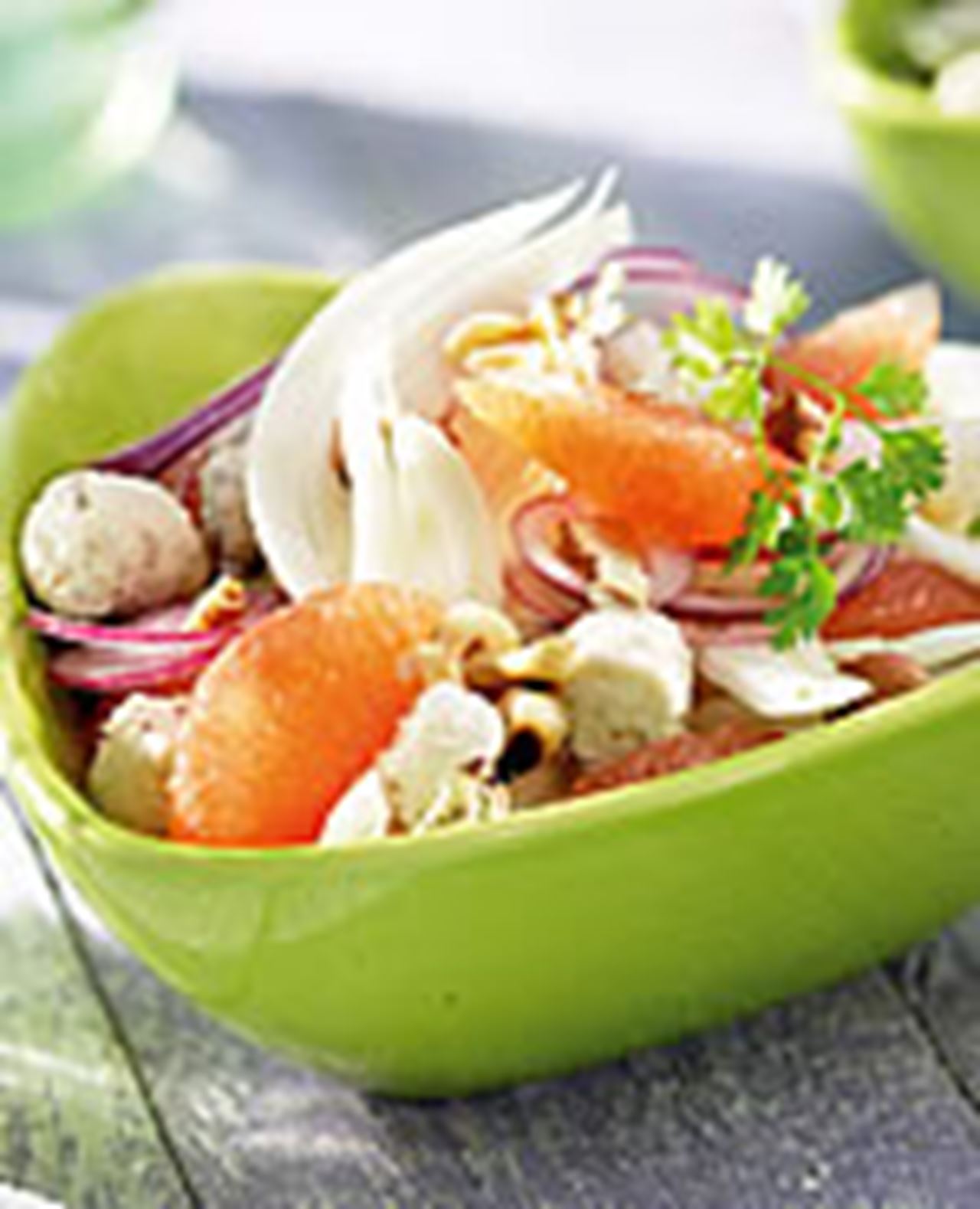 recipe image Salade de fenouil, de pamplemousse rouge et des fromages aux noisettes et au noix