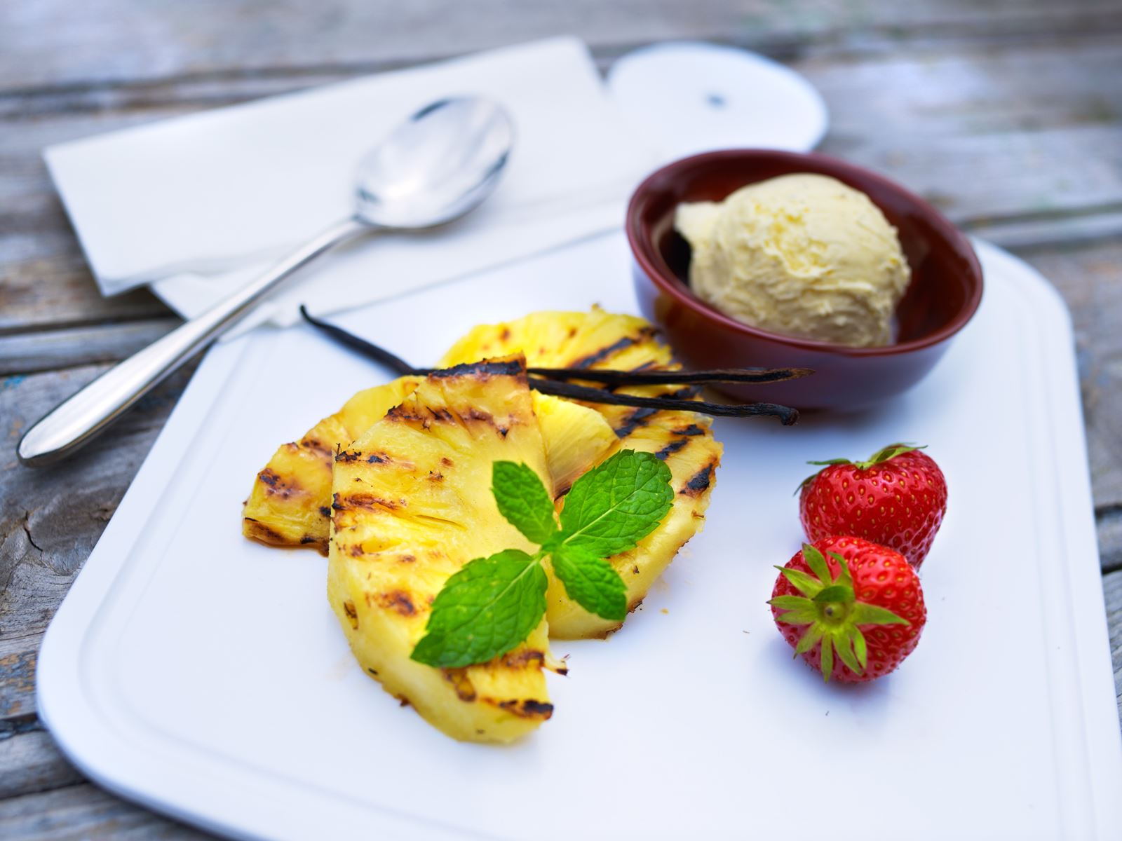 recipe image Gegrilde ananas met vanille-ijs en rode vruchten