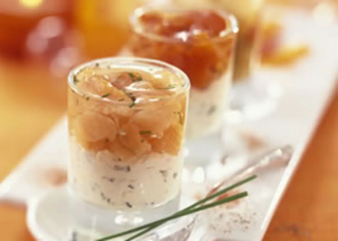 recipe image Glaasjes van gerookte zalm en mousse van verse kaas met kruiden