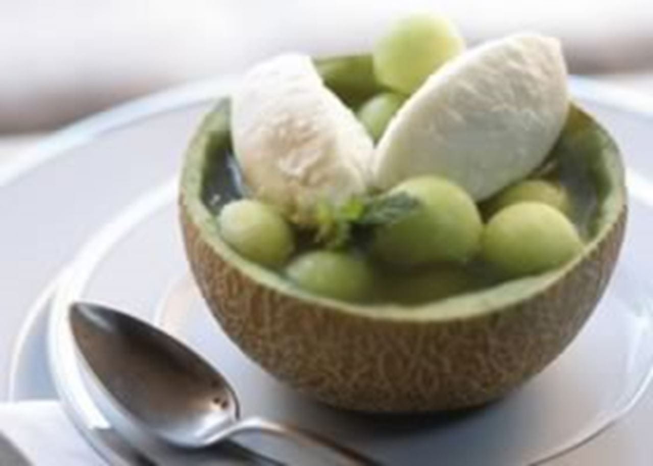 recipe image Met vanille-ijs en gember gevulde meloen