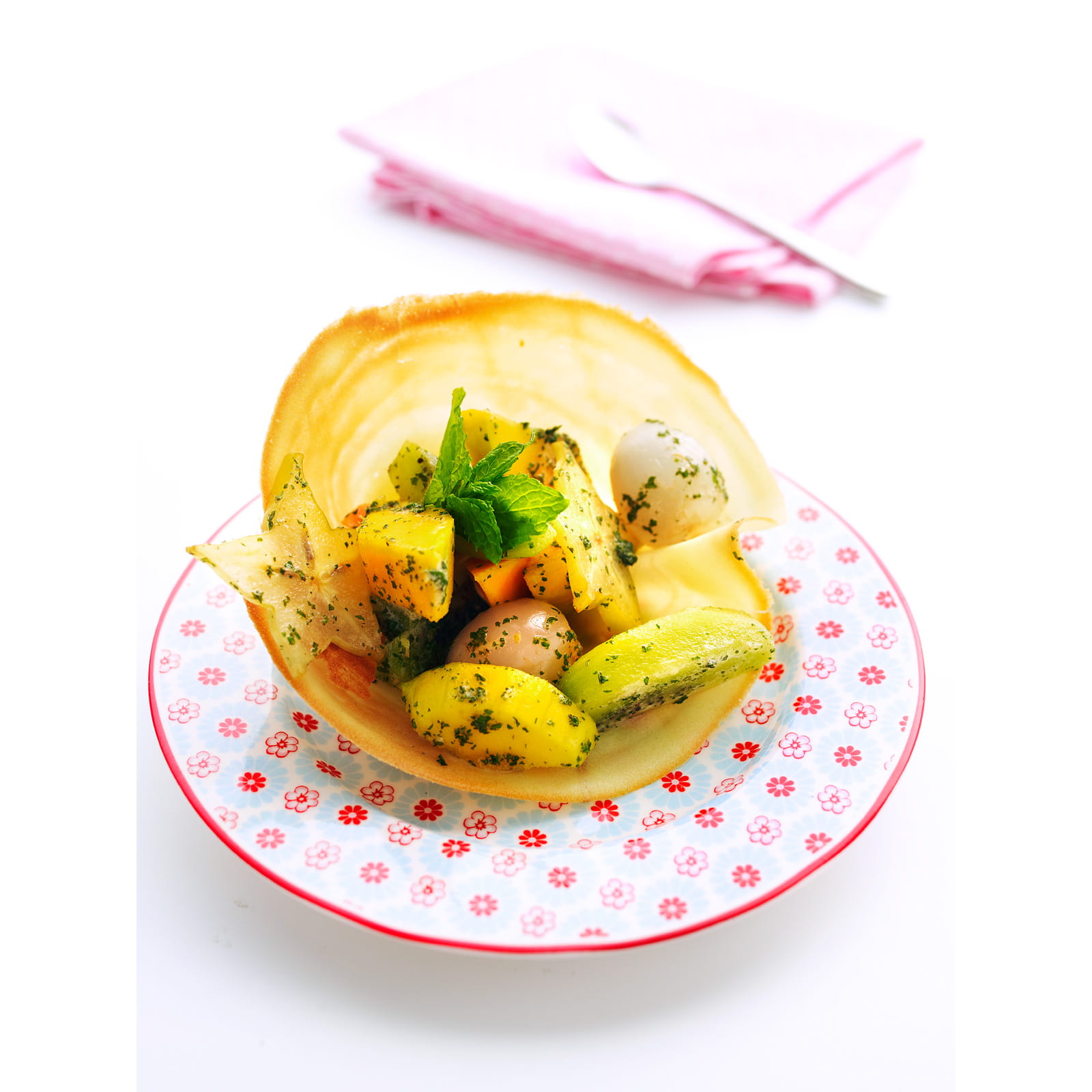 recipe image Exotische fruitsla in gebakken tulp (koekje) met een sausje van munt