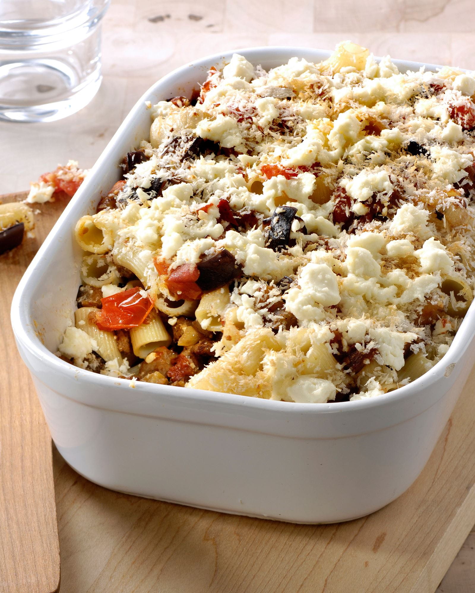 recipe image Macaroni uit de oven met tapenade, gehakt, aubergine, tomaten en feta