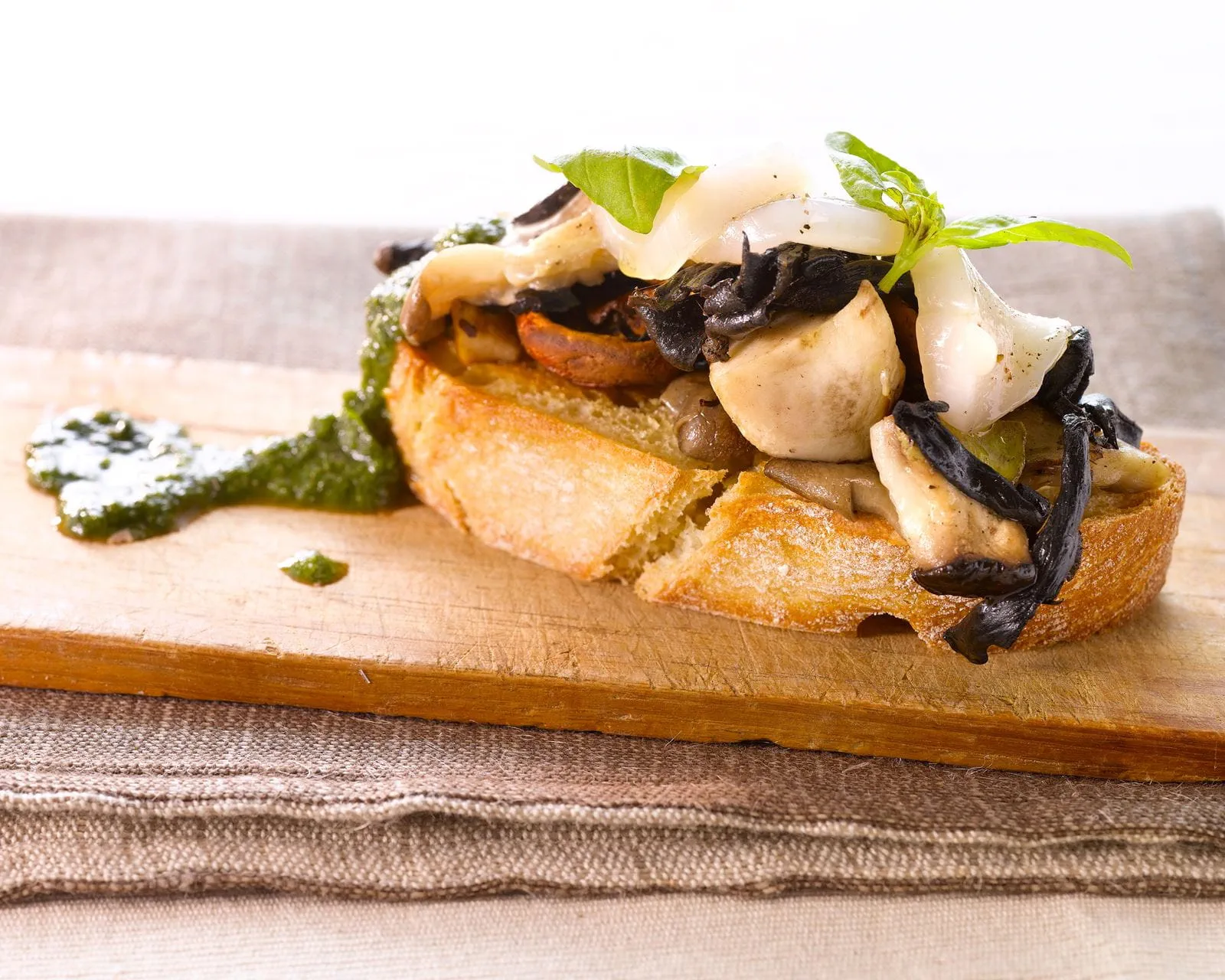 recipe image Toast champignon met carpaccio van Sint-Jakobsvruchten en kruidencoulis