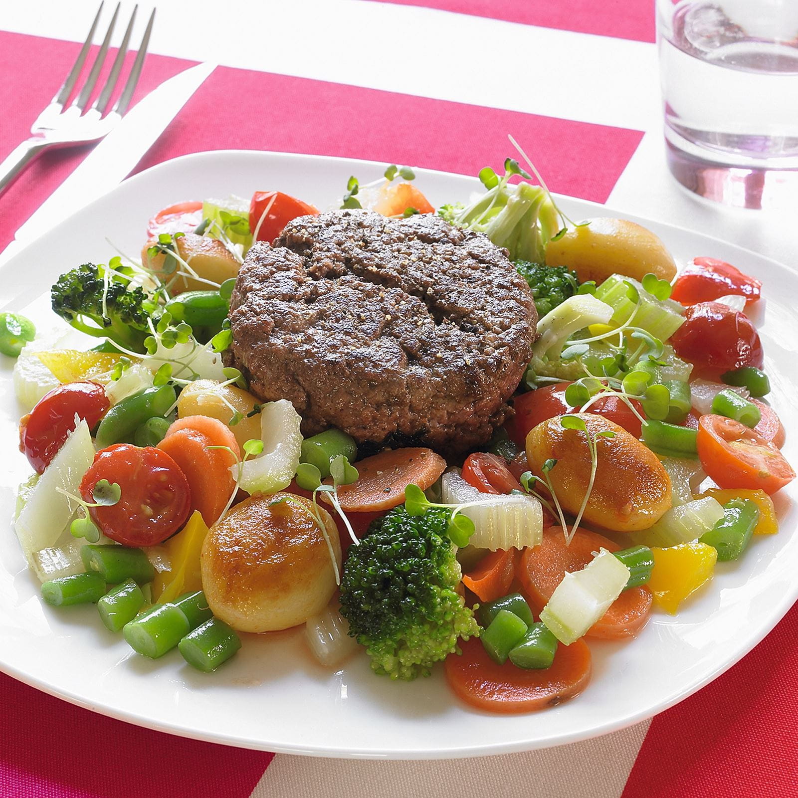 recipe image Groente-roerbakschotel met Duitse biefstuk