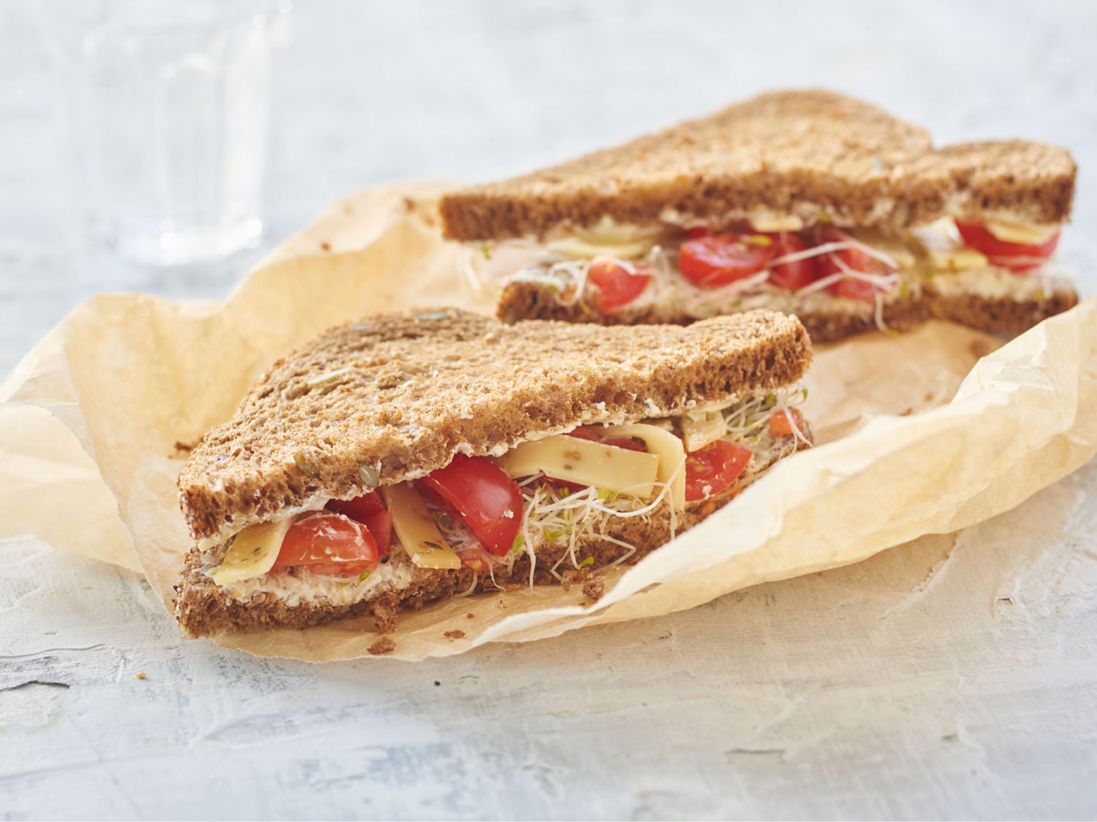 recipe image Sandwich komijnekaas met tomaat en alfalfa