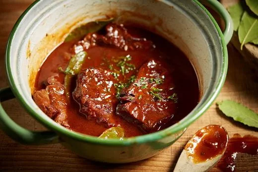 recipe image Tranches de bœuf cuites à l’étuvée avec tomate et moutarde à l'ancienne