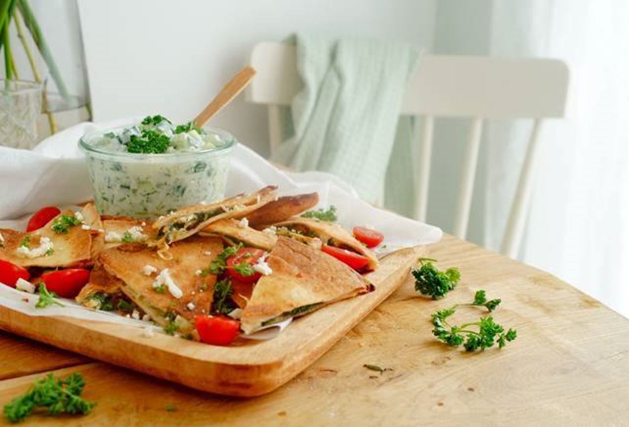 recipe image Quesadillas à la grecque aux épinards, feta et tzatziki