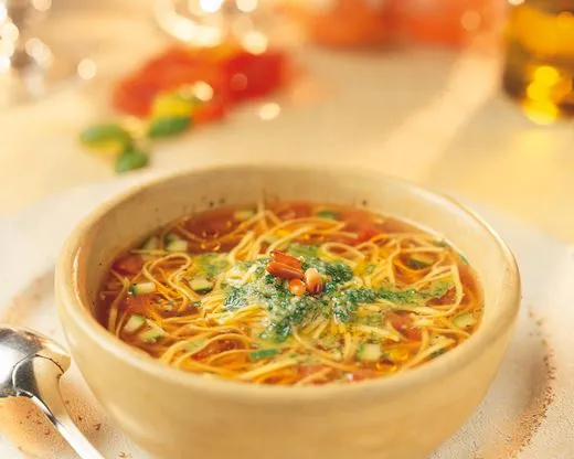 recipe image Soupe aux tagliolini et courgettes