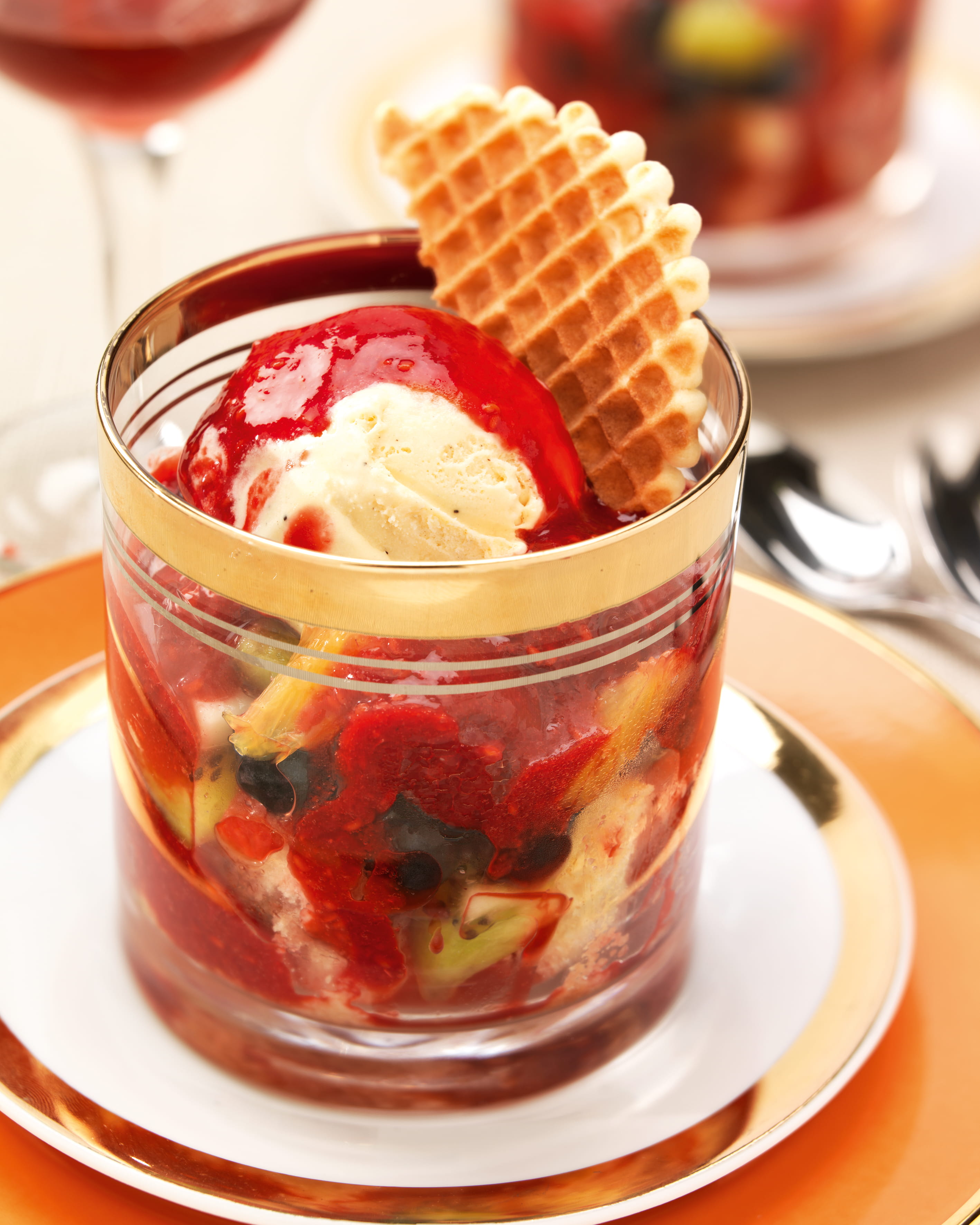 recipe image Glace « trifle » aux fruits frais et coulis de framboise