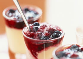 recipe image Verrines de crème vanille aux fruits rouges