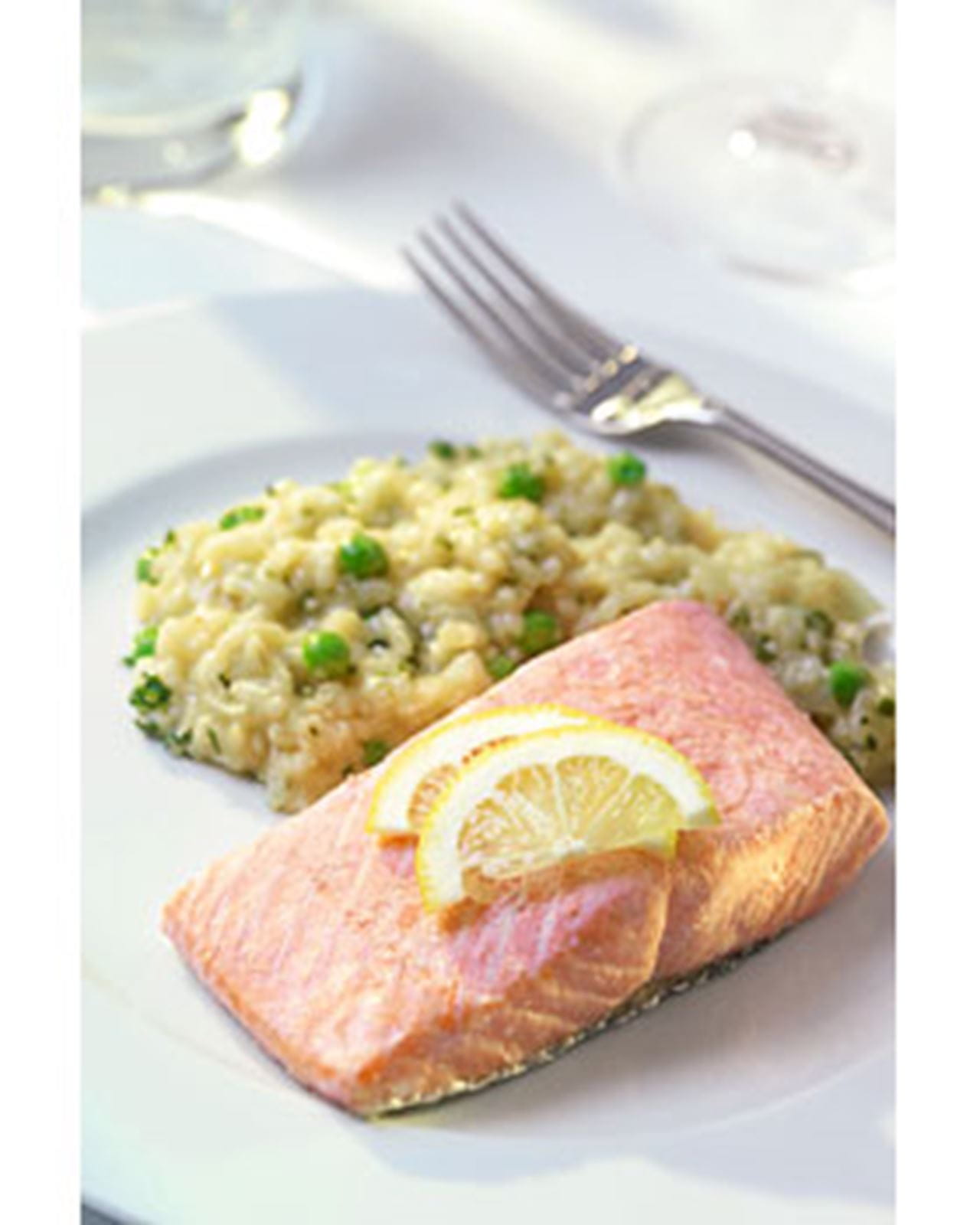 recipe image Saumon sur lit de risotto au citron et aux herbes