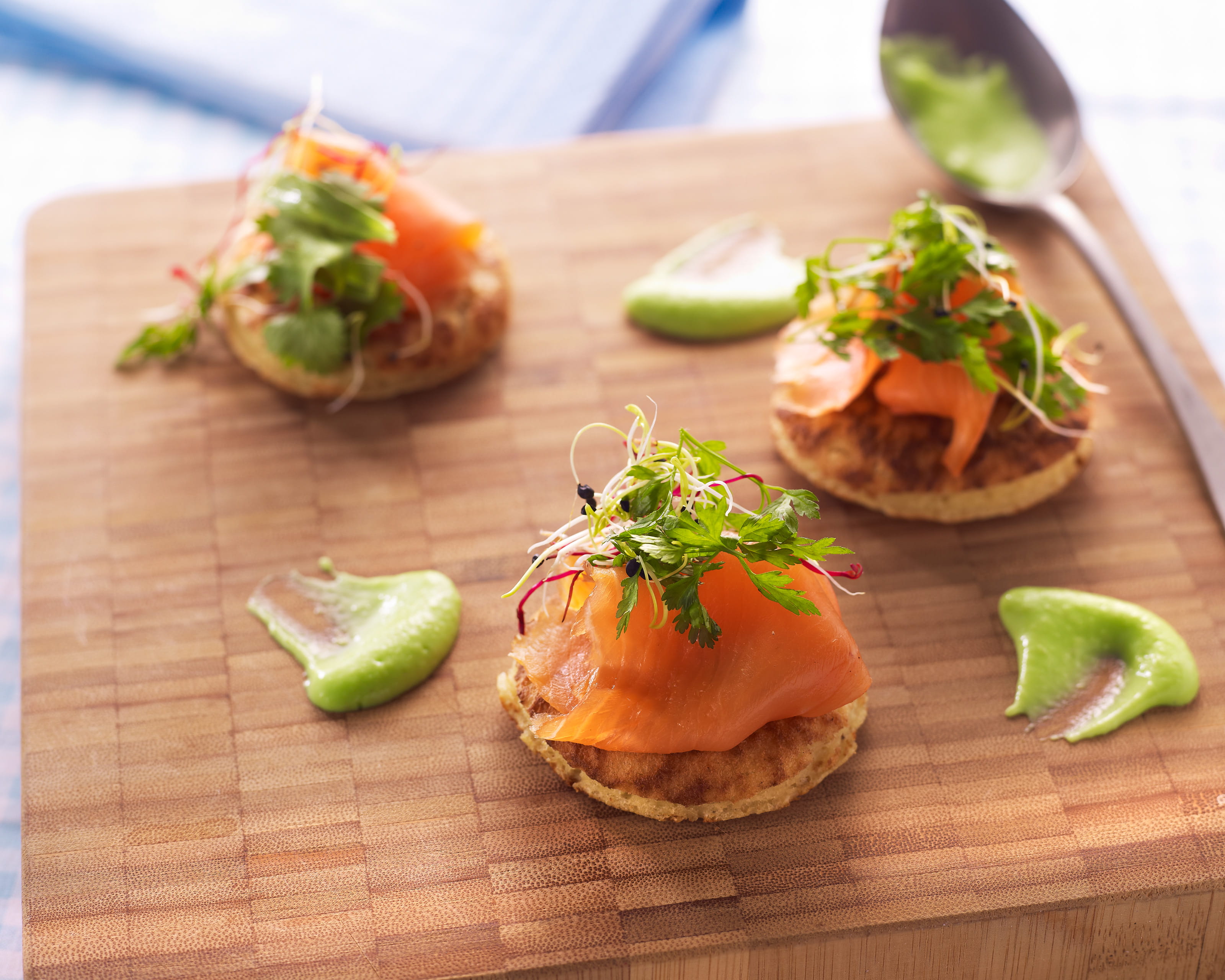recipe image Blinis à mousse d'avocat et au saumon fumé
