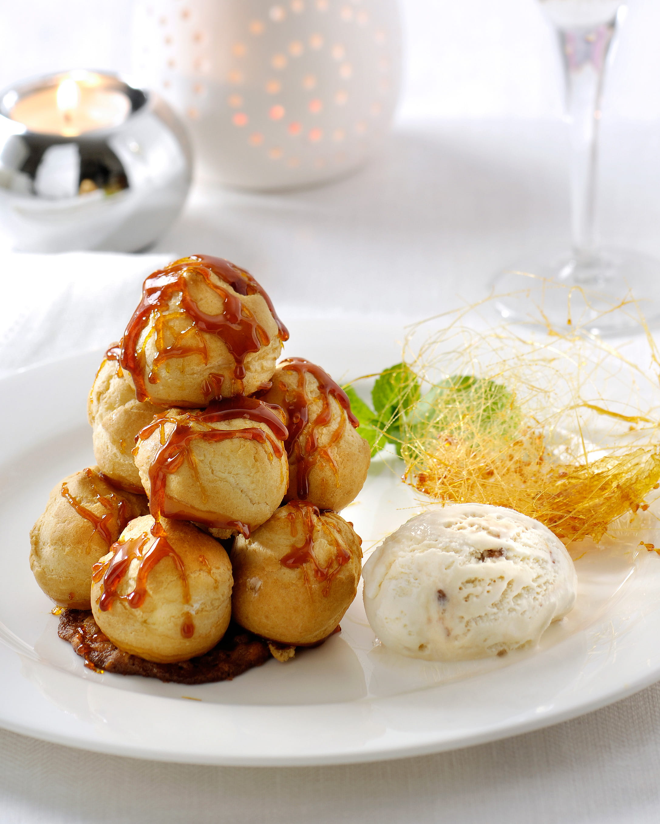 recipe image Profiterolles fourrés à la glace Pécan-Caramel