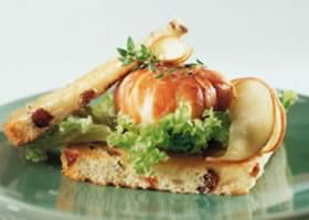 recipe image Chèvre au lard sur pain aux raisins croustillant