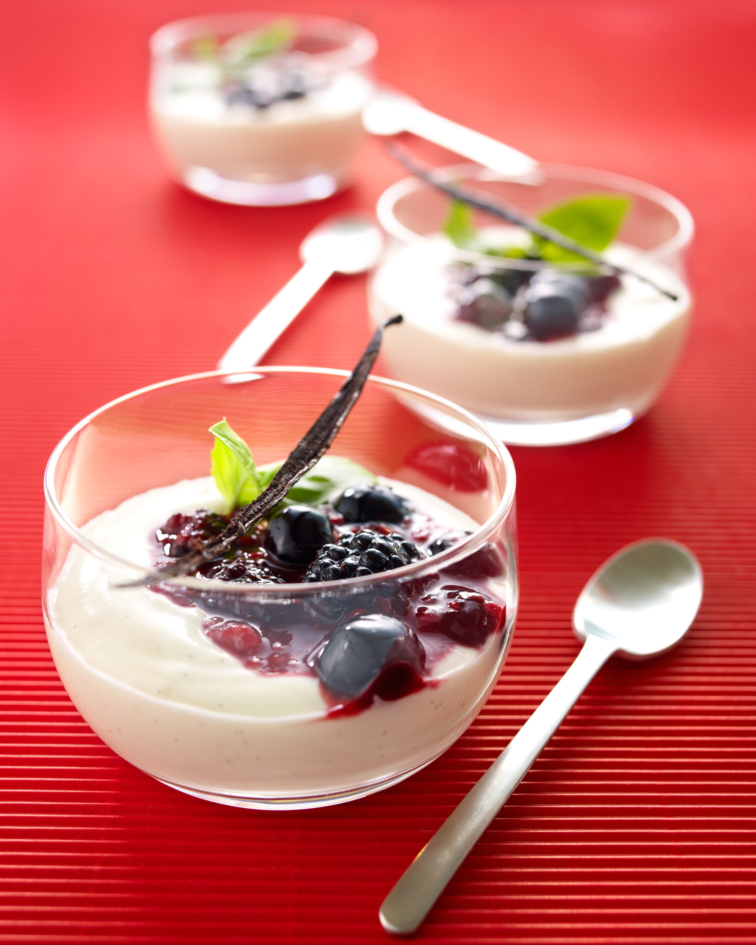 recipe image Mascarpone à la vanille et sauce aux fruits des bois