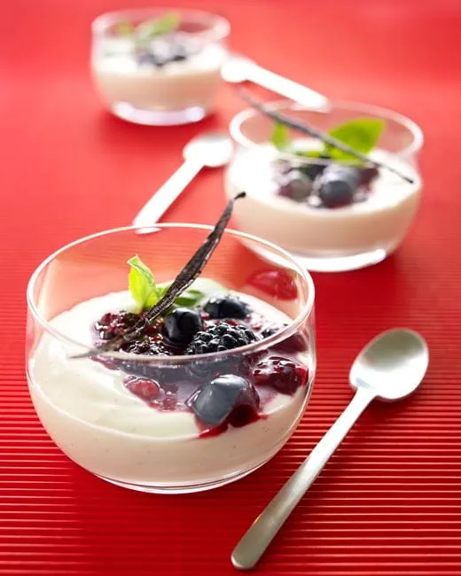 recipe image Mascarpone à la vanille et sauce aux fruits des bois