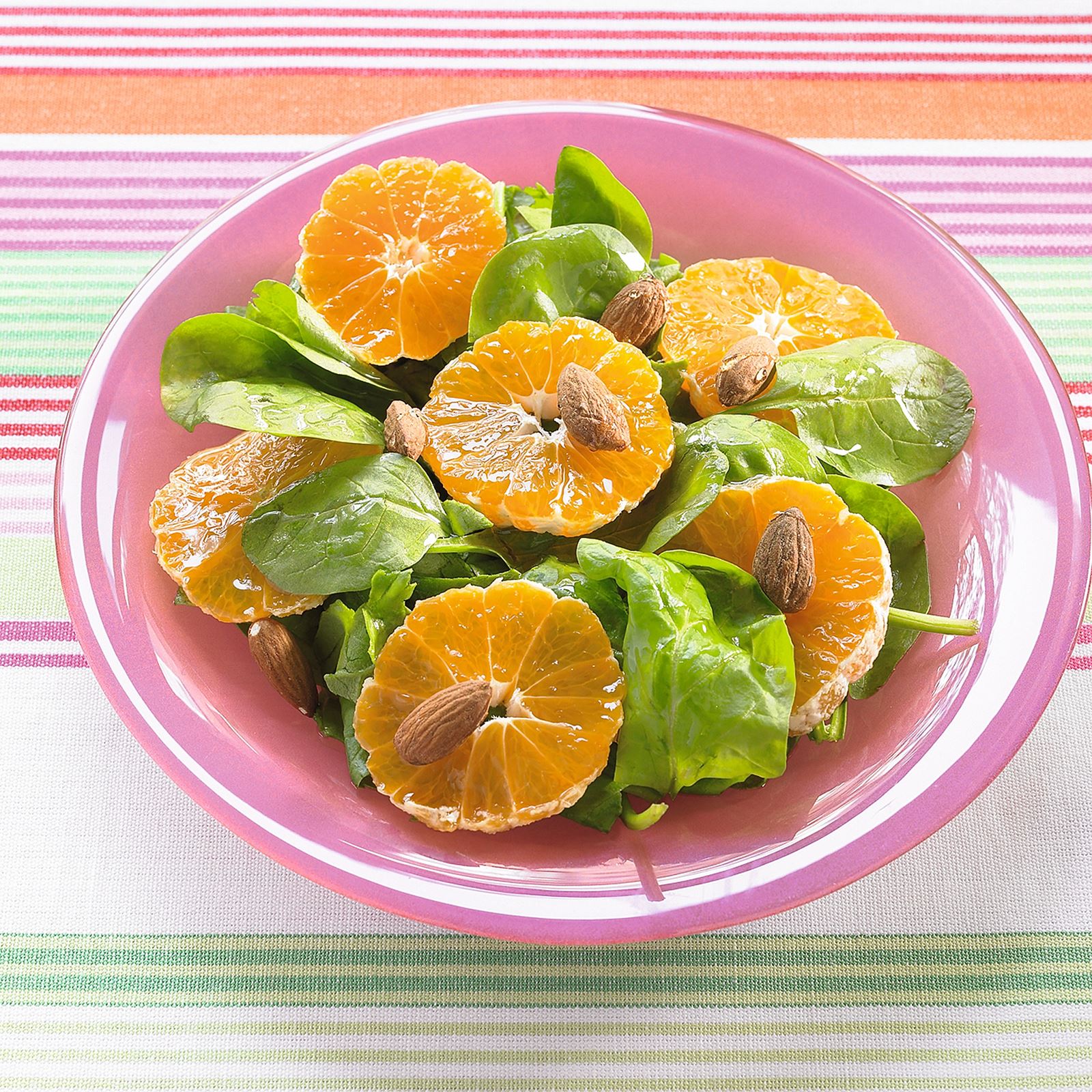 recipe image Salade d’épinard à la mandarine et amandes fumées