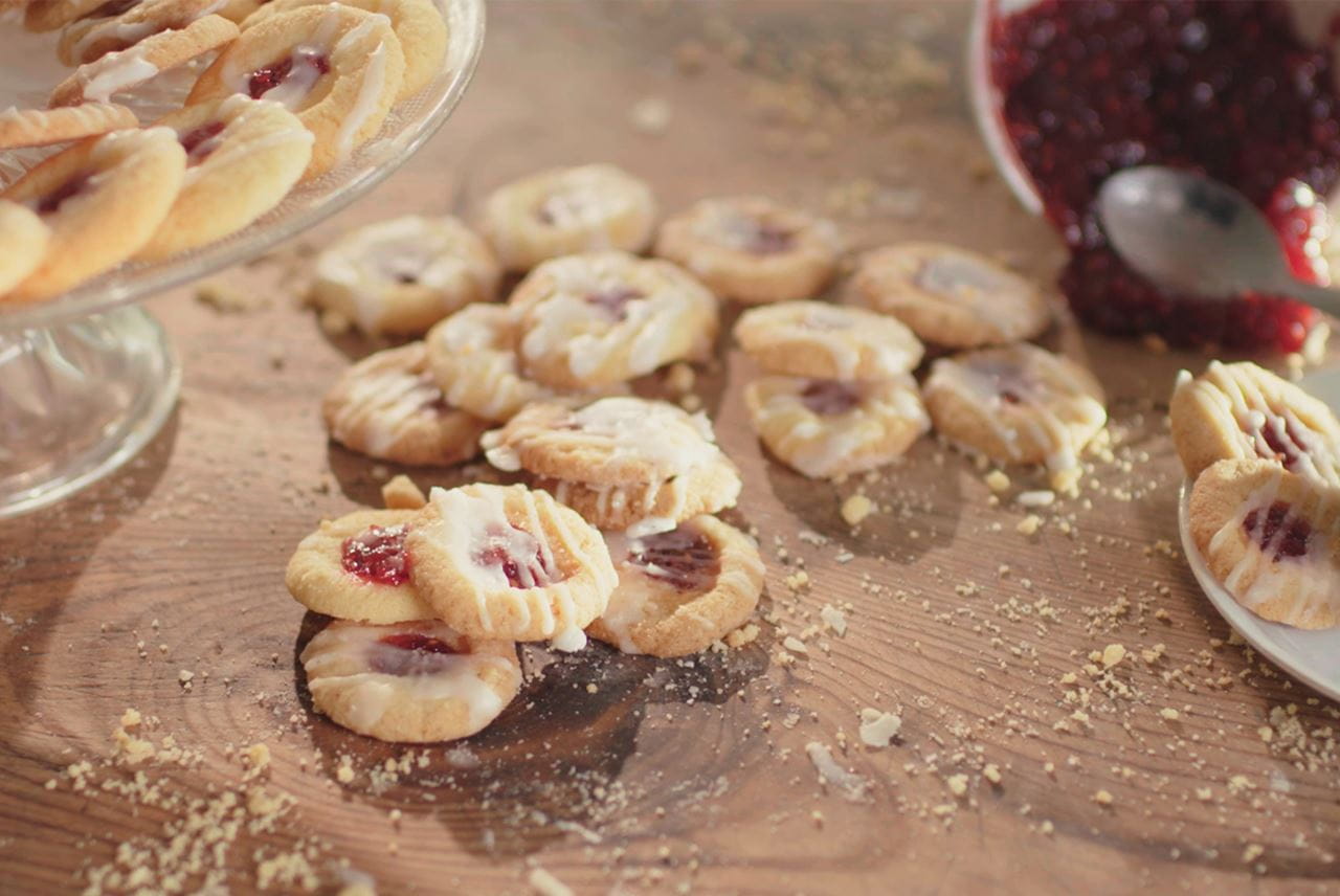 recipe image Biscuits sablés à la confiture de framboises