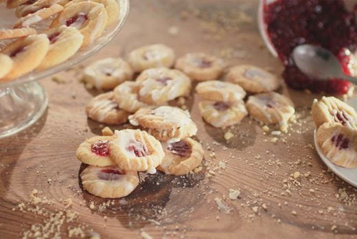 recipe image Biscuits sablés à la confiture de framboises