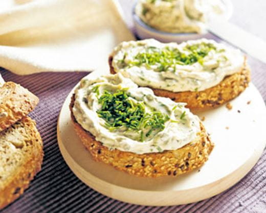 recipe image Effi Léger et Frais Concombre-Aneth aux fines herbes sur tartines de pain de campagne rôties