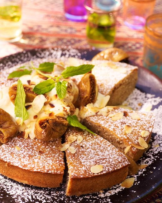 recipe image Cake aux figues, crème au miel et amandes grillées