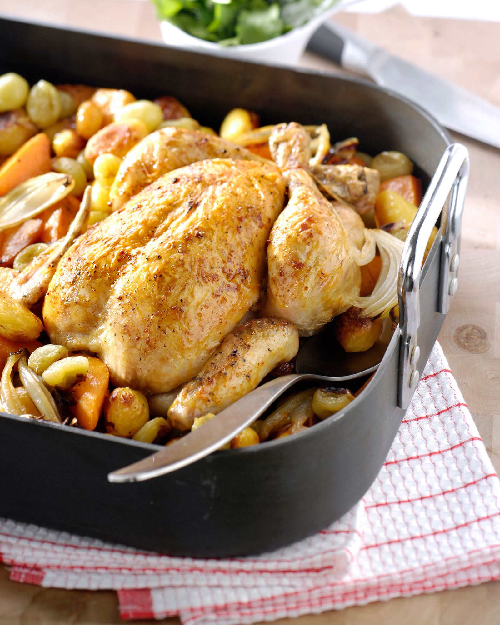 recipe image Poulet à l'ail au four, potiron, pommes de terre et raisins