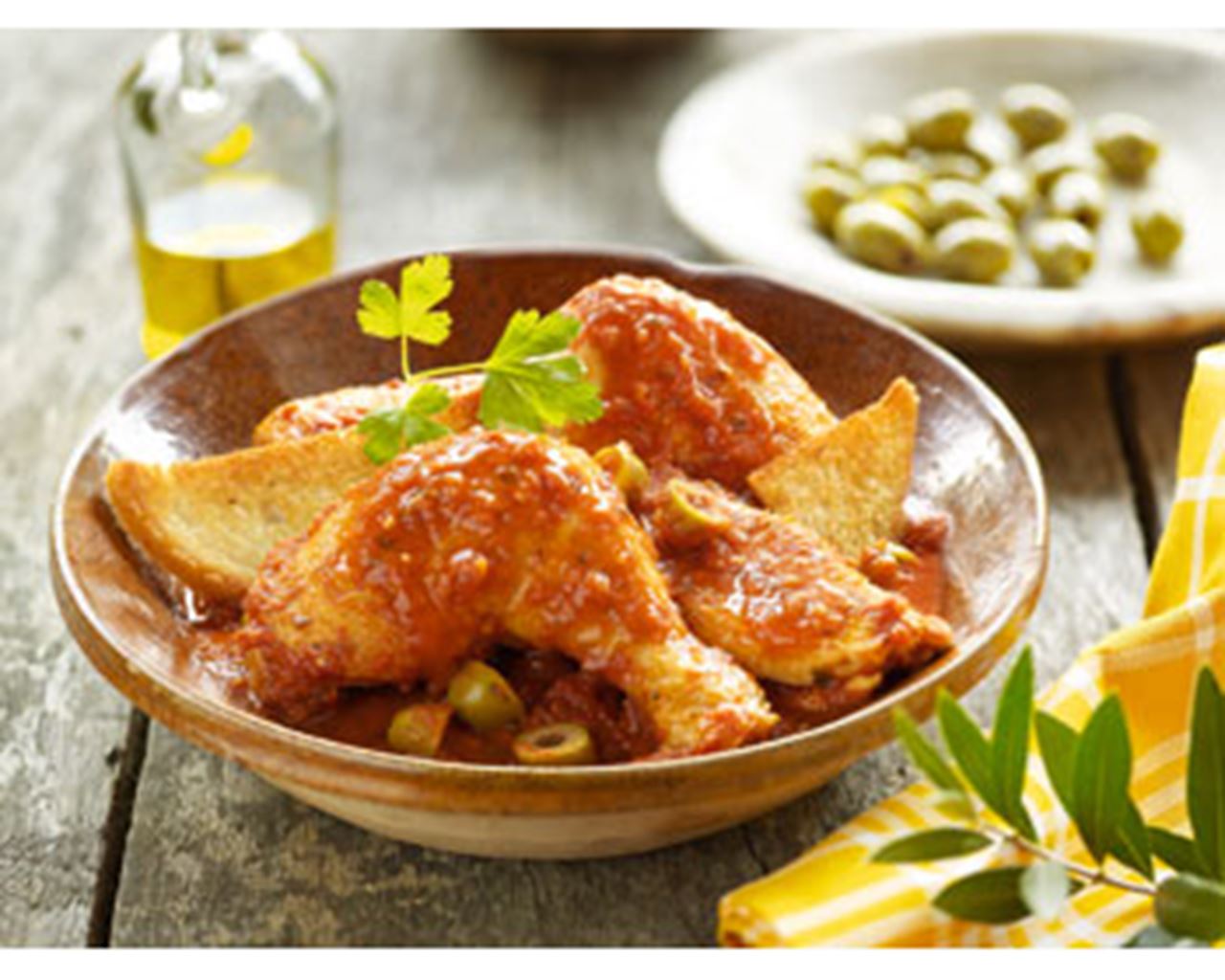 recipe image Poulet aux olives, pain croquant et sauce pecorino et ail