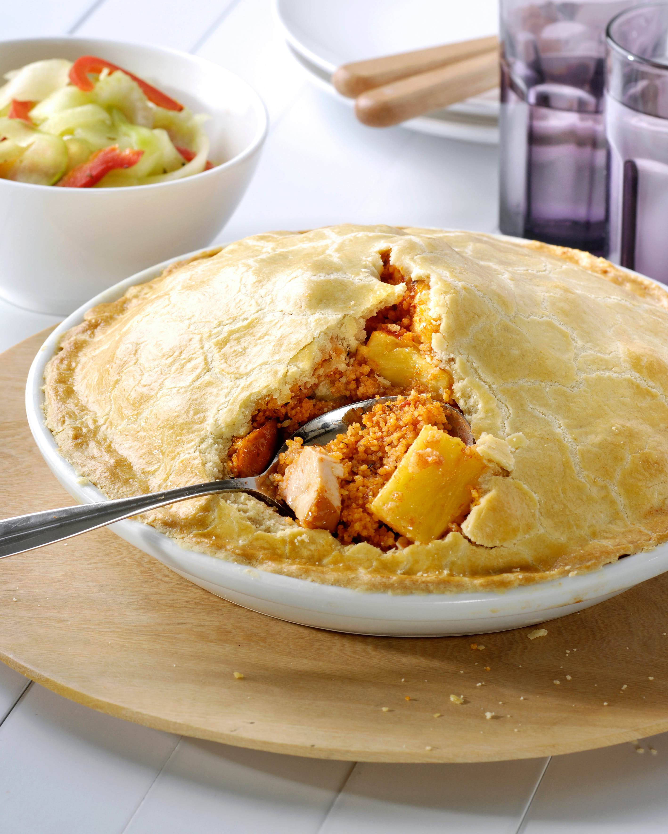 recipe image Tarte de poulet à l'ananas, concombre, poivrons grillés et salade de céleri