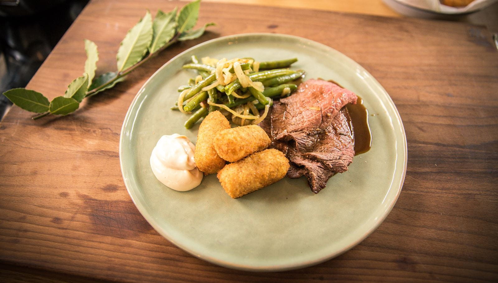 recipe image Rosbif accompagné de haricots verts et de croquettes