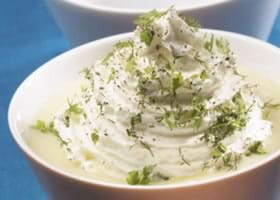 recipe image Potage aux pommes de terre et crème aux herbes