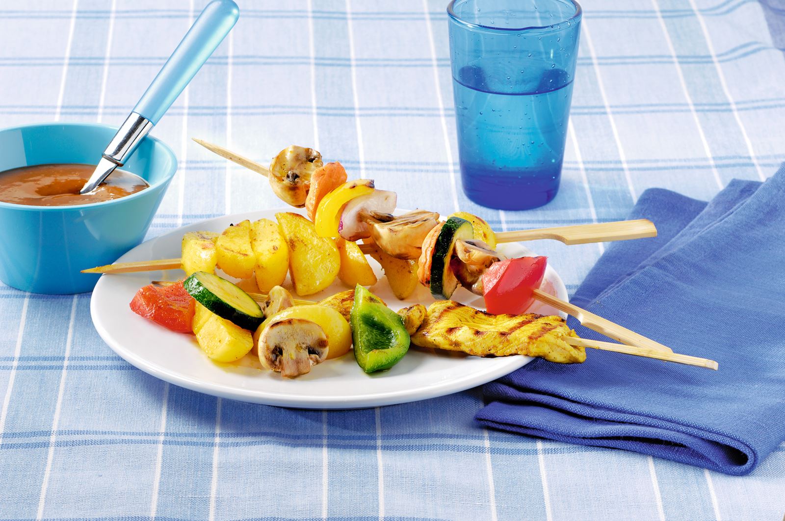 recipe image Brochettes de poulet, légumes et pommes de terre et sauce aux arachides