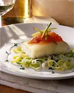 recipe image Colin d'Alaska avec fromage à raclette, sauce au riesling et confiture de tomates