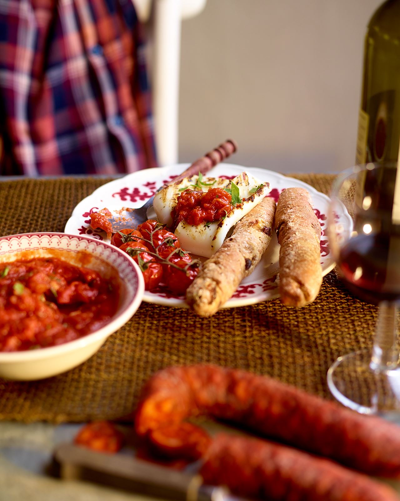 recipe image Calamars à la sauce tomate piquante et aux tomates de vigne grillées