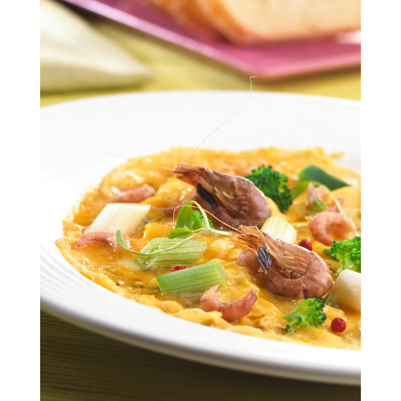 recipe image Une omelette aux crevettes, légumes et bouillon de poisson