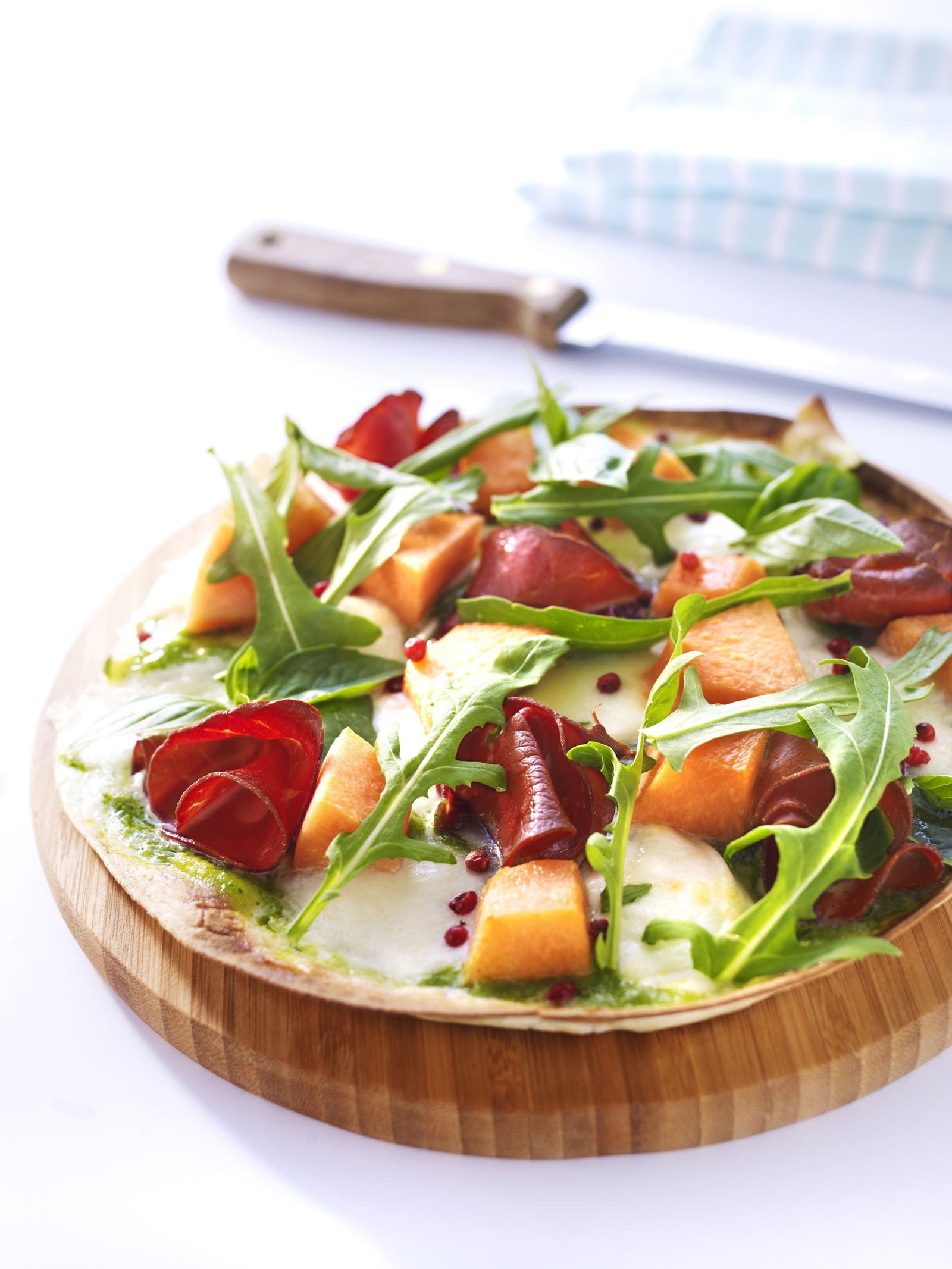 recipe image Pizza au melon, mozzarella, bresaola et coulis de basilic