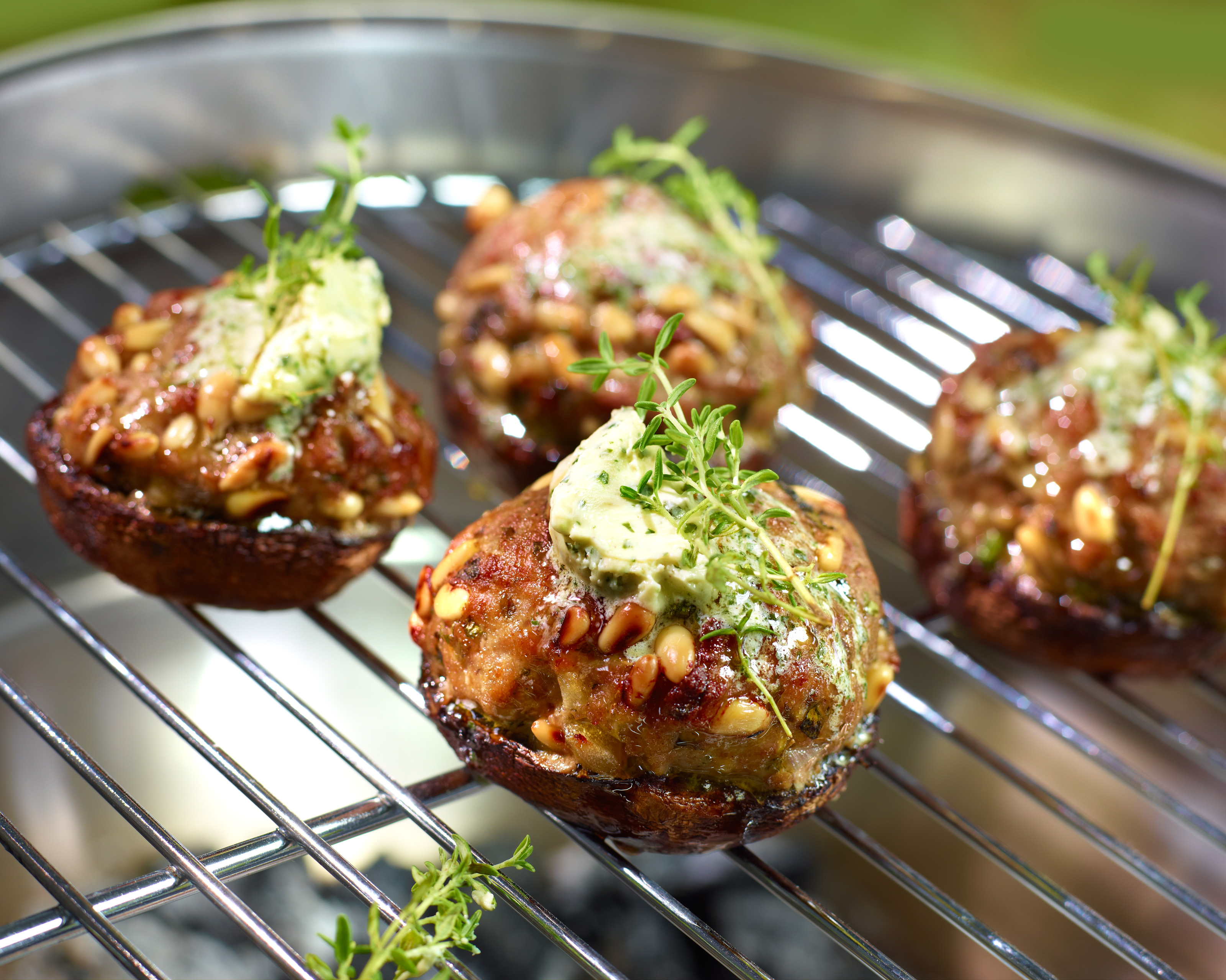 recipe image Champignons Portobello farcis de hachis, pignons de pin et herbes de Provence