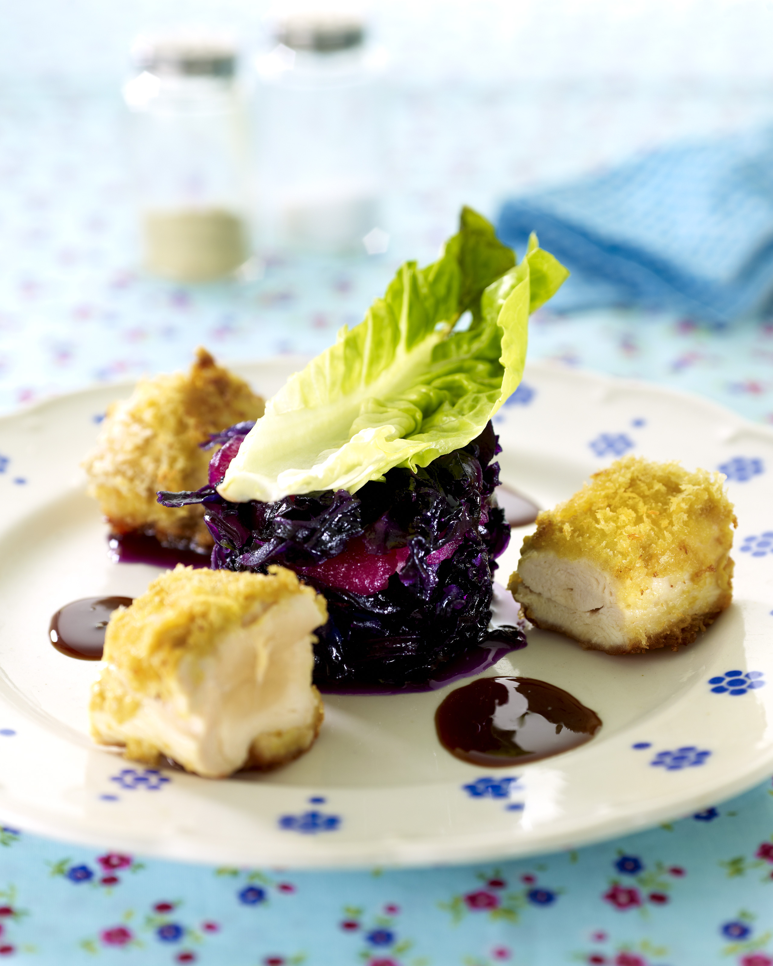 recipe image Filet de poulet fermier en croûte de moutarde, chou rouge façon grand-mère