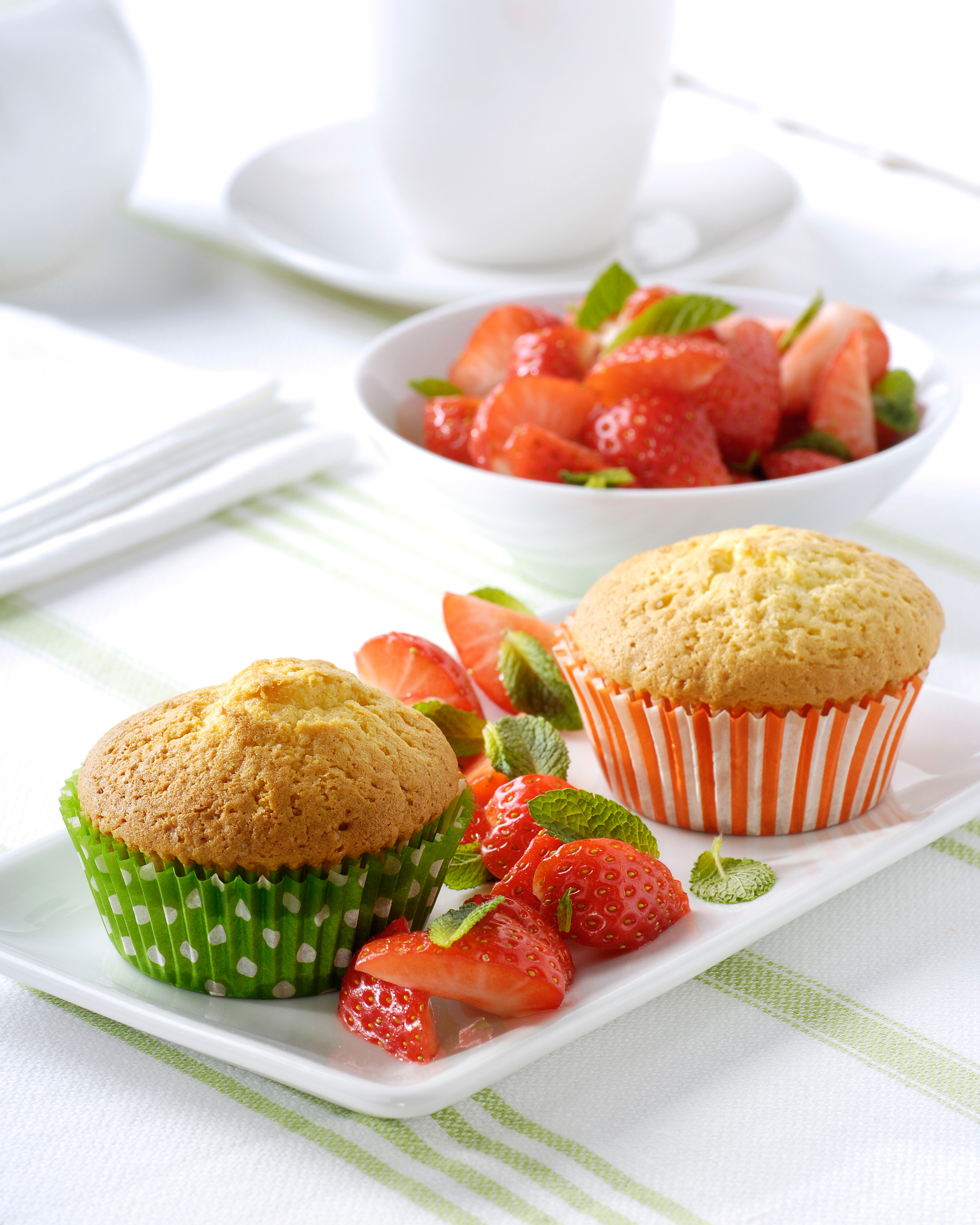 recipe image Petits cakes chauds au miel et à la vanille, salade de fraises à la menthe
