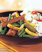 recipe image Boeuf au wok avec harissa et trio de haricots, basilic et sariette