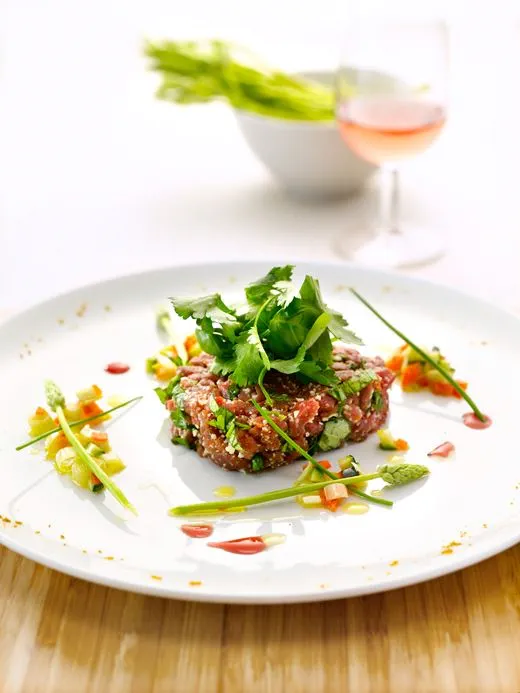 recipe image Tartare de bœuf aux herbes fraîches et brunoise de légumes