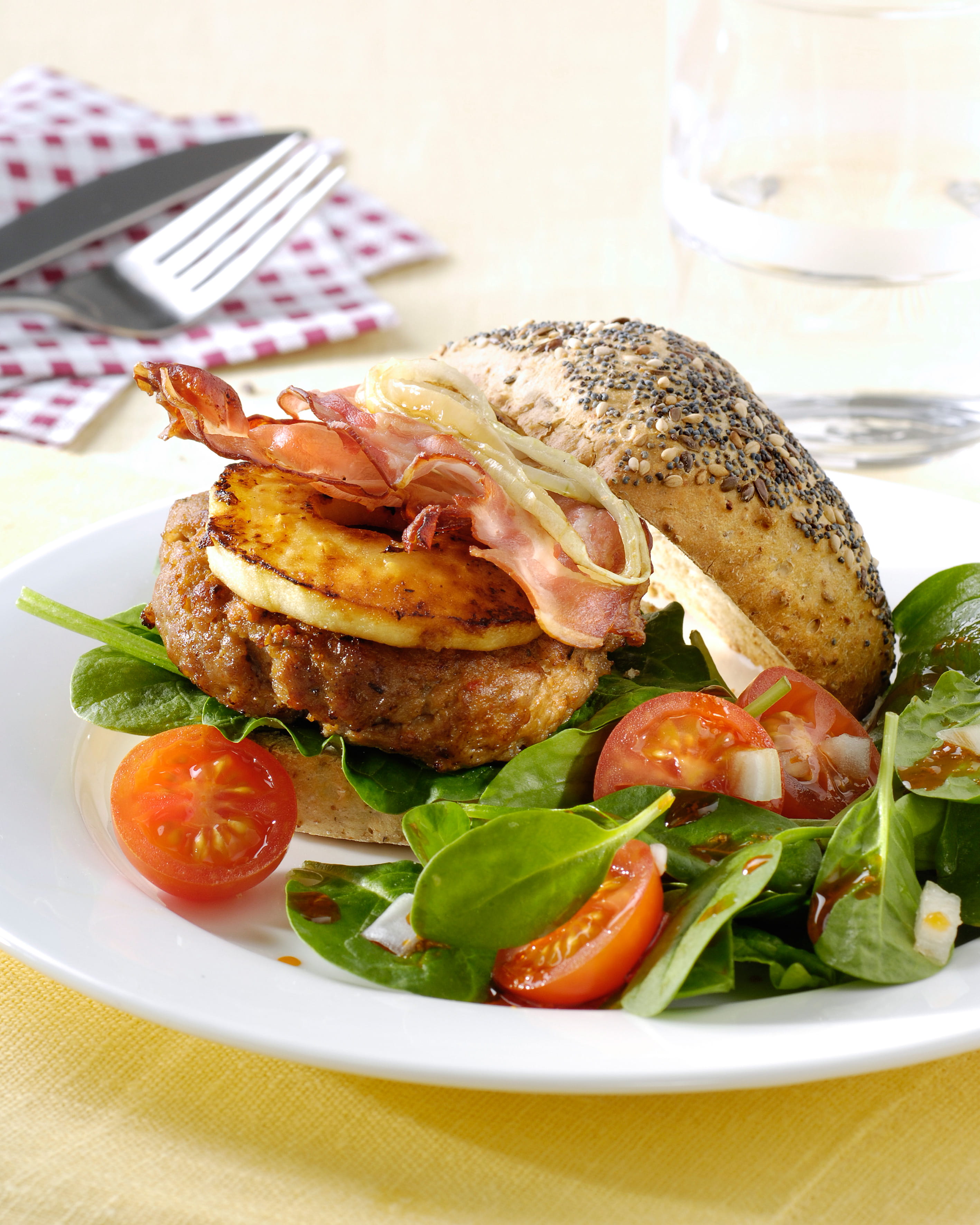 recipe image Burgers de poulet à la pomme, oignon et lard et salade de tomates et d'épinards