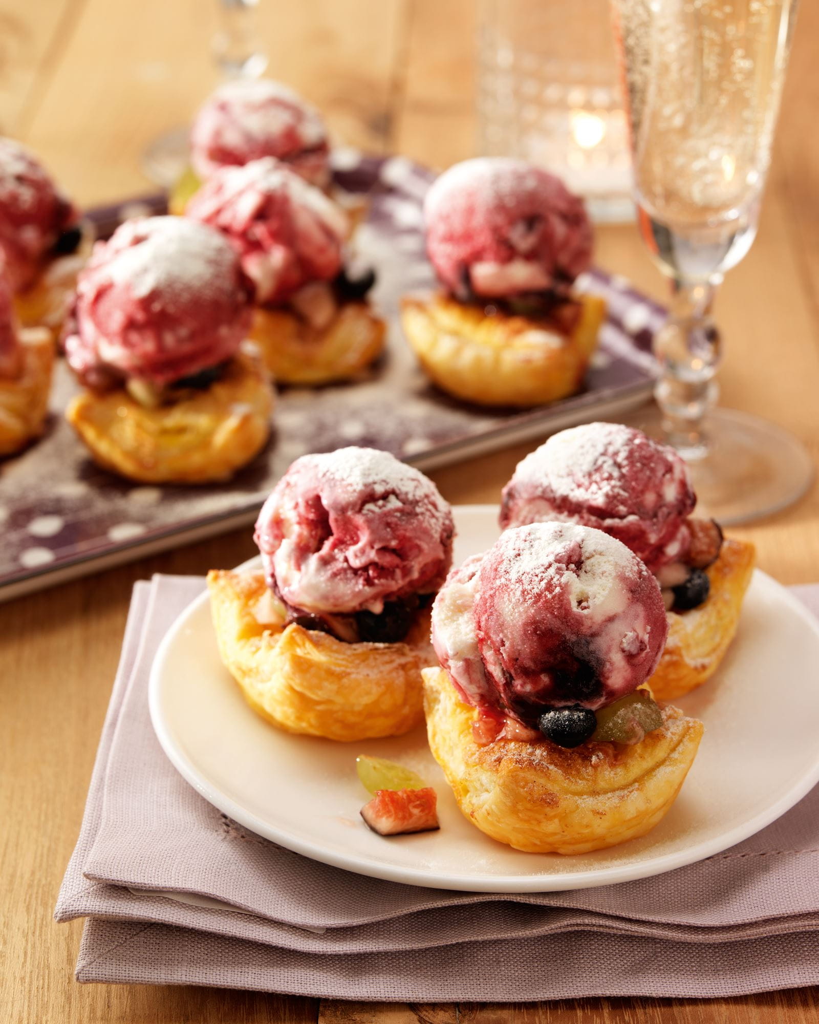 recipe image Petits gâteaux à la cannelle avec salade de fruits et glace au yaourt