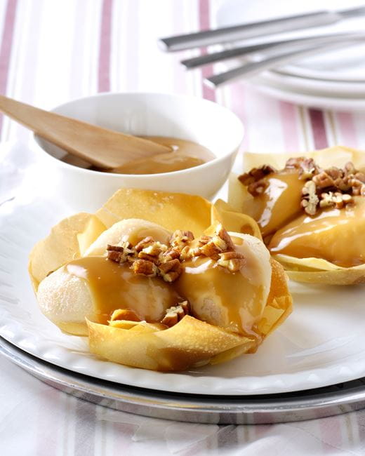 recipe image Tartelettes en pâte filo de poires, noix de pécan et dressing de caramel doux