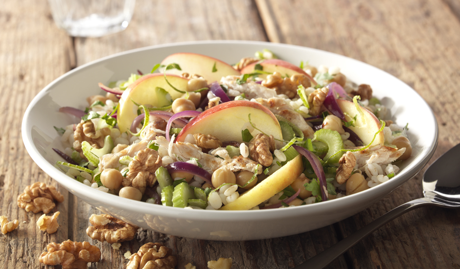 recipe image Salade d’orge perlé avec noix, pomme et poulet